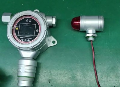 固定式氣體檢測(cè)儀裝聲光報(bào)警燈